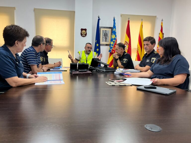 Vila-real ha activat mesures preventives davant l’alerta taronja per pluges i tempestes prevista aquest dimecres 16 de setembre entre les 18.00 i les 00.00 hores. El Cecopal (Centre de Coordinació Operativa Local) ha acordat restringir l’accés al Termet i a la Ruta Botànica, així com suspendre les activitats educatives i esportives promogudes per l’Ajuntament durant aquest període.