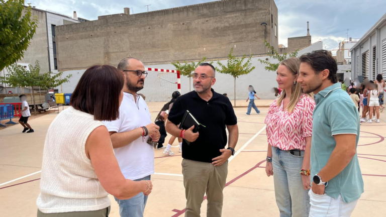 Vila-real ha iniciat el curs escolar 2026-2027 amb més de 7.800 alumnes als centres educatius de la ciutat. En concret, 4.450 estudiants corresponen a les etapes d’infantil i primària, dels quals 380 són alumnes d’escolarització en 3 anys; 3.100 cursen educació secundària i 250, batxillerat.