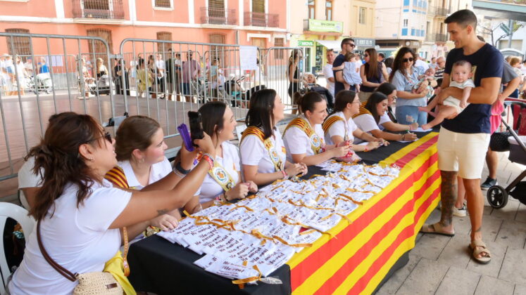 La VI Concentraci&oacute; de xiquets i xiquetes nascuts a Vila-real en els dos &uacute;ltims anys congrega nombroses fam&iacute;lies amb m&uacute;sica, dansa i tradici&oacute; local