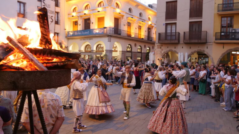 El Grup de Danses El Raval commemora 23 anys de la revitalització del ball de plaça amb la participació de la cort d’honor i veïns de Vila-real