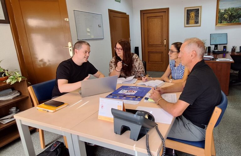 L’Ajuntament de Vila-real ha obert les inscripcions per a la vuitena edició del Fòrum OCUPA’T, que se celebrarà el pròxim 16 d’octubre, de 9.00 a 14.00 hores, al Centre de Congressos del carrer de Miralcamp. La cita preveu reunir prop de 60 empreses i oferir noves oportunitats laborals a les persones que busquen ocupació.