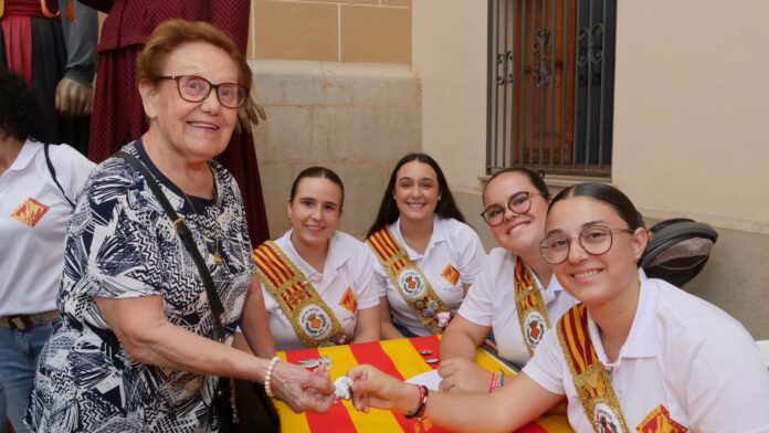 La placeta de l’església Arxiprestal ha acollit la XIV Trobada de Gràcies i XII de bessons, amb la participació de deu Gràcies i deu parelles de bessons