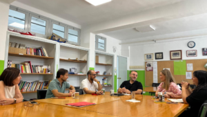 Vila-real ha iniciat el curs escolar 2026-2027 amb més de 7.800 alumnes als centres educatius de la ciutat. En concret, 4.450 estudiants corresponen a les etapes d’infantil i primària, dels quals 380 són alumnes d’escolarització en 3 anys; 3.100 cursen educació secundària i 250, batxillerat.