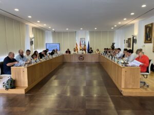 L’Ajuntament de Vila-real adaptarà el servei de recollida i transport de residus a les noves exigències normatives amb la implantació progressiva del sistema porta a porta a les empreses dels polígons industrials. El nou model substituirà els actuals contenidors comunitaris amb l’objectiu de millorar la separació dels residus i la qualitat del reciclatge.