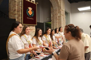 Vila-real ha iniciat aquest matí el repartiment del programa de les festes en honor a la Mare de Déu de Gràcia al Gran Casino. La reina de les festes, Berta Beteta, i la seua cort han sigut les encarregades de lliurar els exemplars a les persones que s'han acostat fins a l'espai municipal per aconseguir el seu.