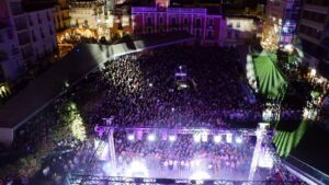 El cantant càntabre va congregar anit centenars de persones en una actuació multitudinària que va donar protagonisme a la música en l’inici de les festes patronals