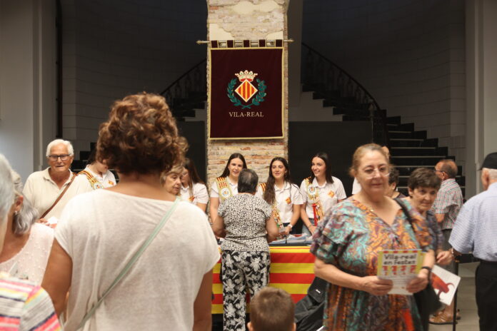 Vila-real ha iniciat aquest matí el repartiment del programa de les festes en honor a la Mare de Déu de Gràcia al Gran Casino. La reina de les festes, Berta Beteta, i la seua cort han sigut les encarregades de lliurar els exemplars a les persones que s'han acostat fins a l'espai municipal per aconseguir el seu.