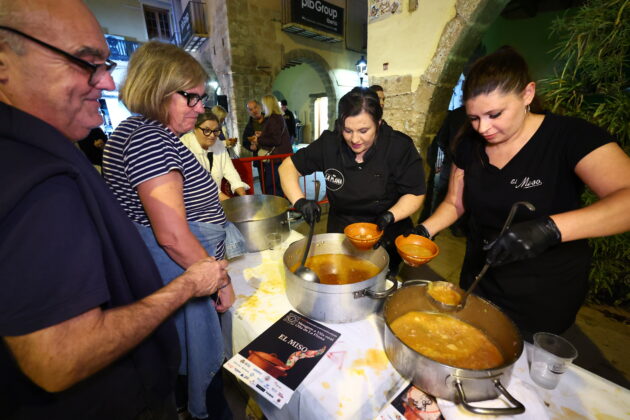 La degustaci&oacute; popular obri les jornades gastron&ograve;miques locals a benefici de l'Associaci&oacute; Un Petit Pas despr&eacute;s de ser ajornada per la pluja