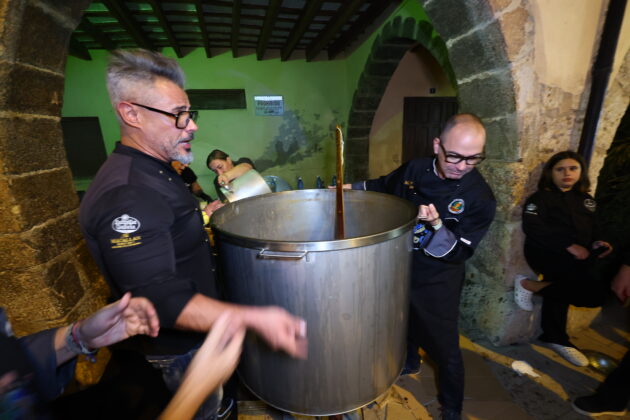 La degustaci&oacute; popular obri les jornades gastron&ograve;miques locals a benefici de l'Associaci&oacute; Un Petit Pas despr&eacute;s de ser ajornada per la pluja