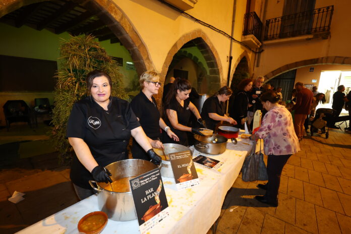 La degustació popular obri les jornades gastronòmiques locals a benefici de l'Associació Un Petit Pas després de ser ajornada per la pluja