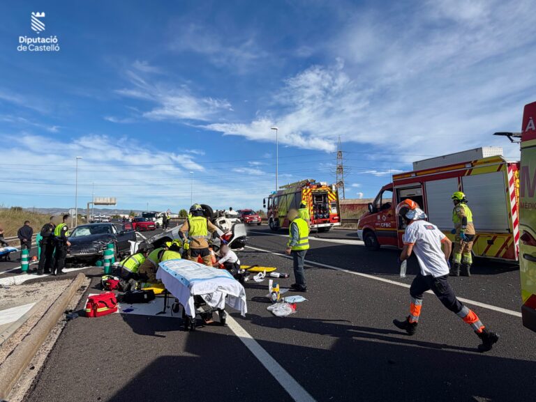 La província de Castelló ha sumat una tràgica xifra al balanç negre de la Direcció General de Trànsit (DGT) després de registrar-se la mort de dos persones a Vila-real este diumenge. El sinistre va formar part d'un cap de setmana fatídic en tota Espanya, comprés entre el 23 i el 25 d'octubre, que es va saldar amb un total de 12 morts en 11 accidents mortals en les carreteres interurbanes. El succés en el municipi castellonenc representa una sexta part de les víctimes totals del país i ha encés de nou les alarmes sobre la seguretat en les vies de la província.