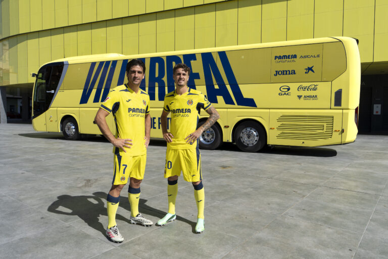 Gerard Moreno i Carlos Romero han presentat el nou vehicle del Submarí, que s’estrenarà aquest dissabte en el partit davant el conjunt blanc