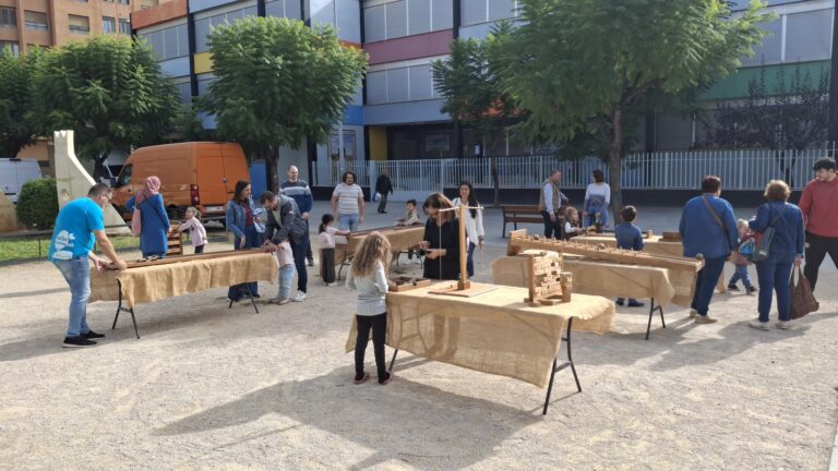 La Biblioteca Universitària del Coneixement ha acollit presentacions de llibres, contes teatralitzats i activitats a l'aire lliure per a fomentar la lectura entre els més menuts