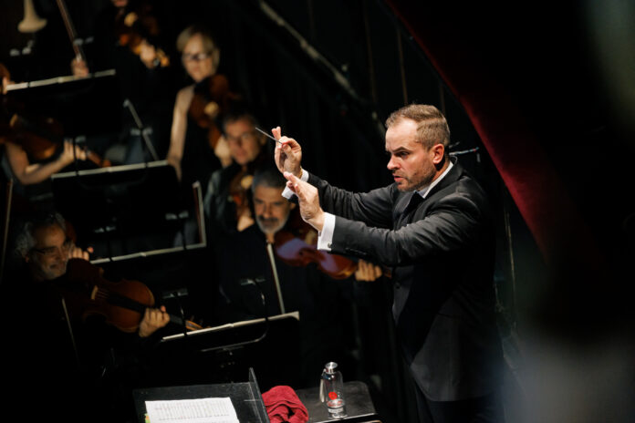 De Vila-real a dirigir en el Liceu, Josep Gil porta la seua passió per la música als grans escenaris de l'òpera