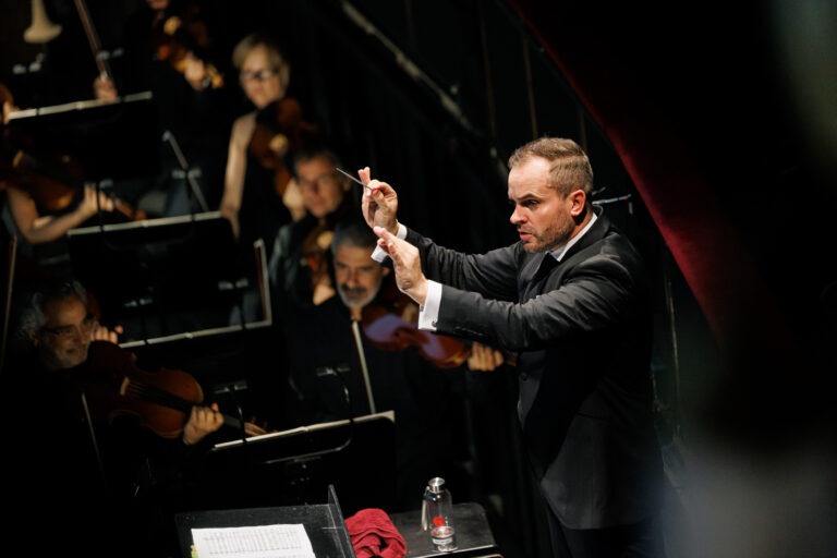 De Vila-real a dirigir en el Liceu, Josep Gil porta la seua passió per la música als grans escenaris de l'òpera