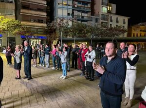 Vila-real ha guardat este dimecres, 28 d’octubre, un minut de silenci a les portes de l’Ajuntament en memòria de les víctimes de l’accident ferroviari registrat este matí entre Los Yébenes i Urda, a la província de Toledo.
L’acte ha comptat amb la participació de membres de la corporació municipal i una important assistència de veïns i veïnes, que s’han reunit per a expressar el condol de la ciutat a les famílies de les víctimes.
La concentració ha respost a la convocatòria de la Federació Espanyola de Municipis i Províncies (FEMP), amb l’objectiu de traslladar el suport a les persones ferides i reconéixer la tasca dels serveis d’emergència que han intervingut en el succés.
Amb este gest, Vila-real s’ha sumat als actes de condol i solidaritat amb les persones afectades per la tragèdia ferroviària.