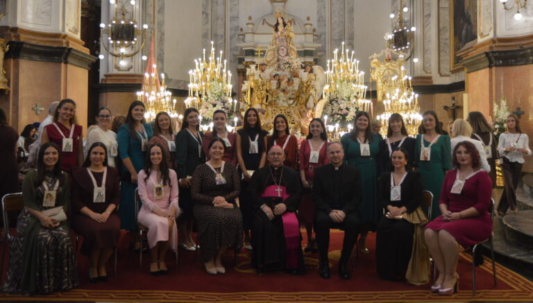 Centenars de fidels participen a Vila-real en la missa solemne de les Filles de Maria del Rosari