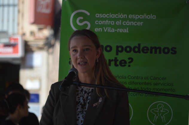 Vila-real al&ccedil;a la veu contra el c&agrave;ncer de mama amb un acte a la pla&ccedil;a Major