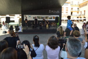 Vila-real alça la veu contra el càncer de mama amb un acte a la plaça Major