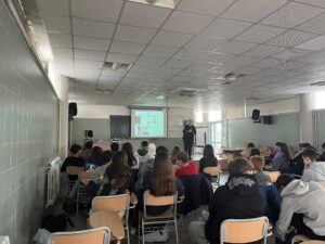 La Policia Local de Vila-real posarà en marxa el pròxim 2 de novembre una nova edició del projecte Convivència a les Aules, una iniciativa educativa que preveu arribar a prop de 2.000 joves durant aquest curs escolar. El programa, que va començar fa més de 20 anys, s’adreça principalment a l’alumnat d’Educació Secundària Obligatòria (ESO) i té com a objectiu previndre l’assetjament escolar i les diferents formes de violència entre adolescents.