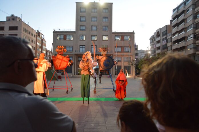 L’acte ha reunit entitats culturals i representants municipals i ha inclòs la lectura del manifest i l’espectacle ‘Esmorzar amb al-Azraq’