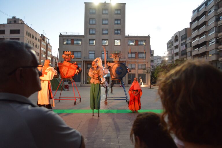 L’acte ha reunit entitats culturals i representants municipals i ha inclòs la lectura del manifest i l’espectacle ‘Esmorzar amb al-Azraq’