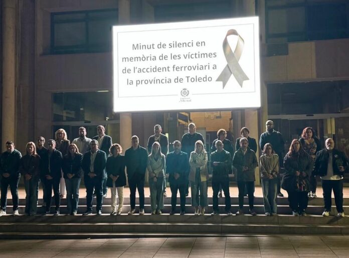 Vila-real ha guardat este dimecres, 28 d’octubre, un minut de silenci a les portes de l’Ajuntament en memòria de les víctimes de l’accident ferroviari registrat este matí entre Los Yébenes i Urda, a la província de Toledo. L’acte ha comptat amb la participació de membres de la corporació municipal i una important assistència de veïns i veïnes, que s’han reunit per a expressar el condol de la ciutat a les famílies de les víctimes. La concentració ha respost a la convocatòria de la Federació Espanyola de Municipis i Províncies (FEMP), amb l’objectiu de traslladar el suport a les persones ferides i reconéixer la tasca dels serveis d’emergència que han intervingut en el succés. Amb este gest, Vila-real s’ha sumat als actes de condol i solidaritat amb les persones afectades per la tragèdia ferroviària.