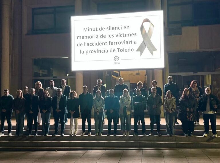 Vila-real ha guardat este dimecres, 28 d’octubre, un minut de silenci a les portes de l’Ajuntament en memòria de les víctimes de l’accident ferroviari registrat este matí entre Los Yébenes i Urda, a la província de Toledo. L’acte ha comptat amb la participació de membres de la corporació municipal i una important assistència de veïns i veïnes, que s’han reunit per a expressar el condol de la ciutat a les famílies de les víctimes. La concentració ha respost a la convocatòria de la Federació Espanyola de Municipis i Províncies (FEMP), amb l’objectiu de traslladar el suport a les persones ferides i reconéixer la tasca dels serveis d’emergència que han intervingut en el succés. Amb este gest, Vila-real s’ha sumat als actes de condol i solidaritat amb les persones afectades per la tragèdia ferroviària.