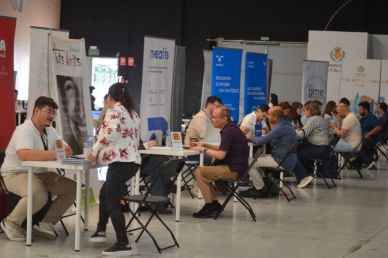 La jornada reuneix 1.800 persones inscrites, 57 empreses i 29 estands, amb un total de 841 entrevistes de treball i una participació rècord dels últims cinc anys