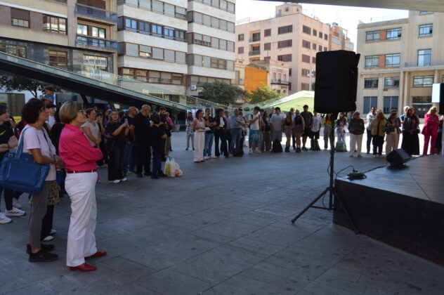 Vila-real al&ccedil;a la veu contra el c&agrave;ncer de mama amb un acte a la pla&ccedil;a Major