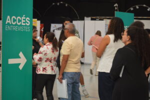 La jornada reuneix 1.800 persones inscrites, 57 empreses i 29 estands, amb un total de 841 entrevistes de treball i una participació rècord dels últims cinc anys